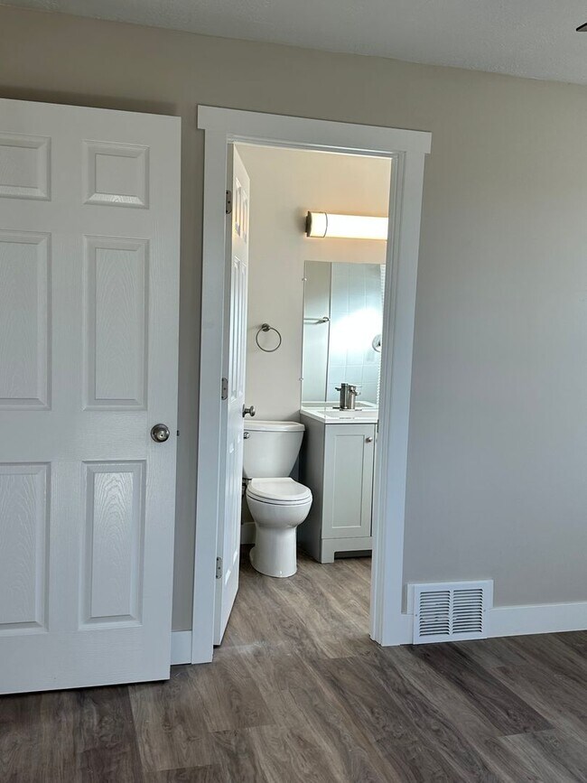 Building Photo - Darling remodeled 5 bedroom 2 bathroom home in the heart of Ogden
