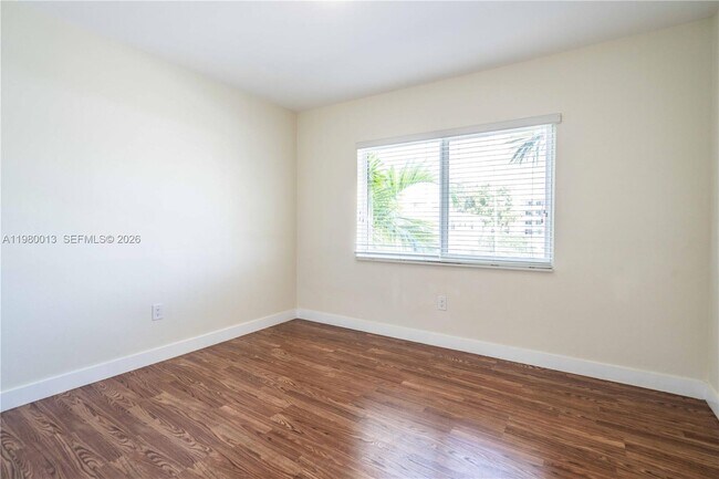 Building Photo - 1940 Biarritz Dr