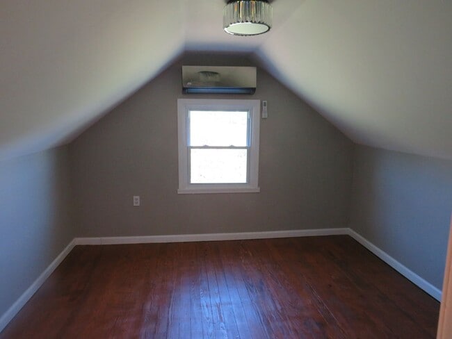 Building Photo - 3 Bedroom 2 Bath Home