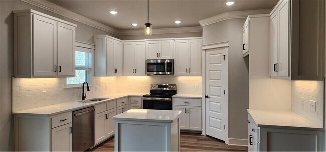 Building Photo - 33 Sandridge Dr