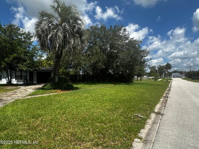Building Photo - 1662 Hawaii Dr E