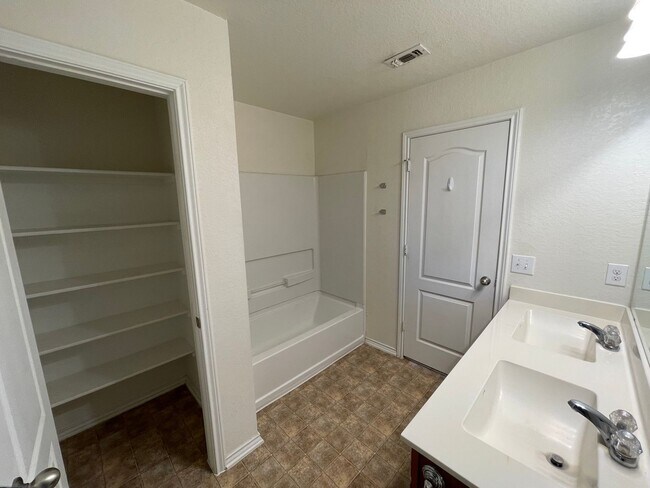 Building Photo - Beautiful 3 bedroom/2 bath in Legend Point!