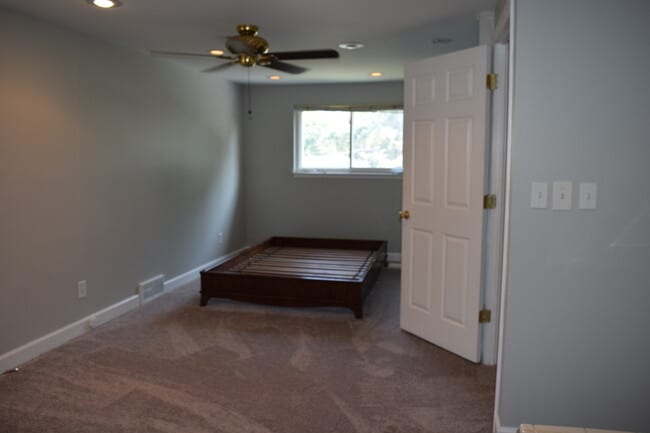 Building Photo - BEAUTIFULLY RENOVATED AND SPACIOUS COLONIA...