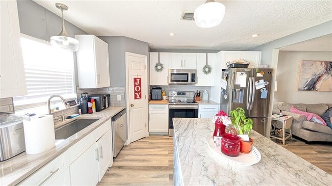 Building Photo - 106 Royalty Cir