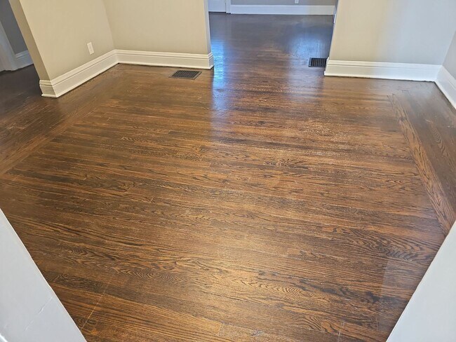 Building Photo - **$1000 Deposit Special** 4539 Mayhew Ave ...