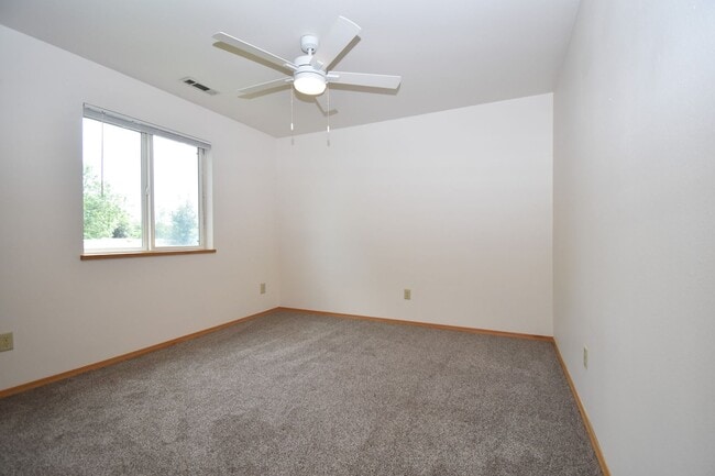 Building Photo - 3BD, 1BA Top Floor Unit