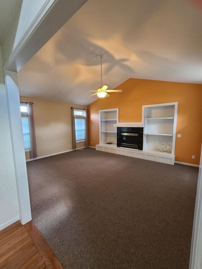 Building Photo - 5 Bedroom 2 and 1/2 bathrooms located in Cherry Hills Subdivision! Available Now!