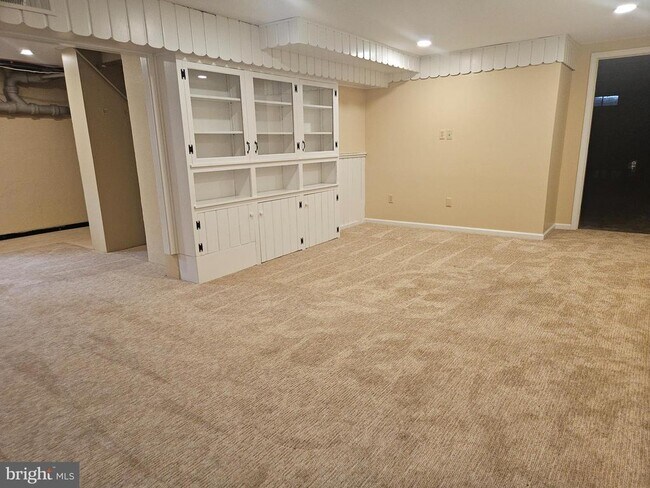 Building Photo - 56 Chapman Ave