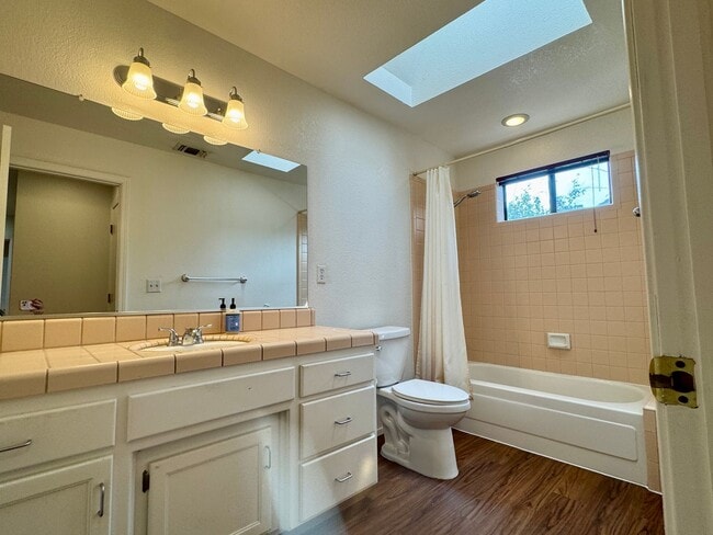 Building Photo - Adorable Home Available Now in Davis!