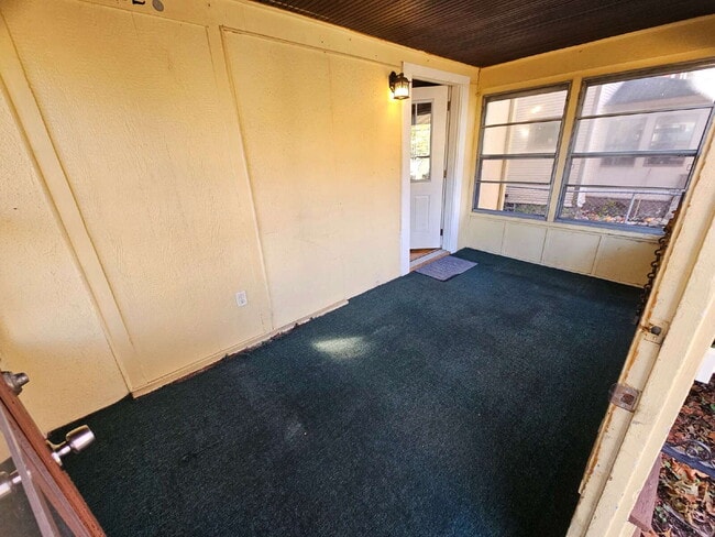 Building Photo - Cute and Cozy Main Level 2 Bedroom 1.5 Bath