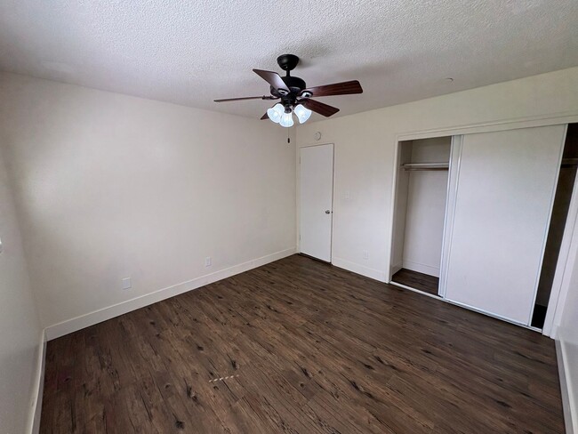 Building Photo - Spacious SE Tulare Home Near Shopping Centers Rent Ready!