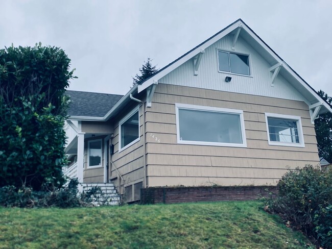 Building Photo - Updated 1910 Craftsman home in North Everett