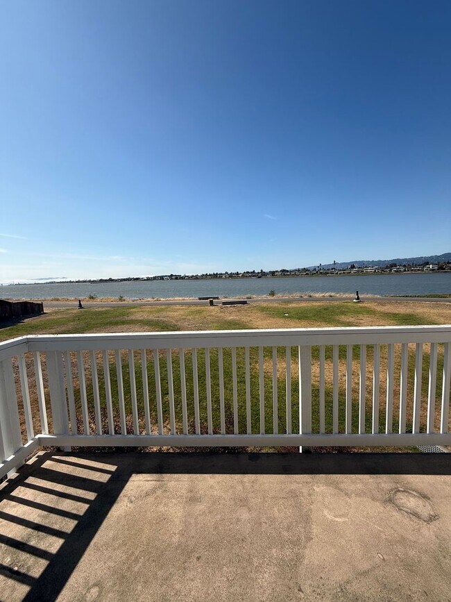 Building Photo - Alameda's most sought after gated communit...