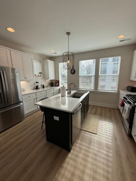 Building Photo - 219 S Bruns Ave