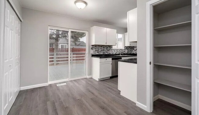 Building Photo - Beautifully Remodeled 2 Bed 1 Bathroom Home!