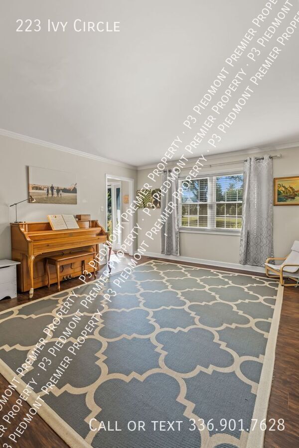 Building Photo - 223 Ivy Cir