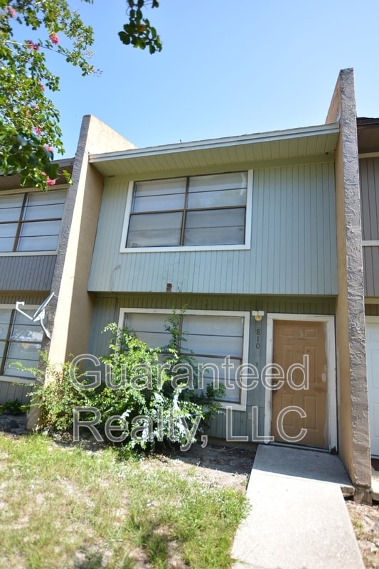 Building Photo - 810 Plum St