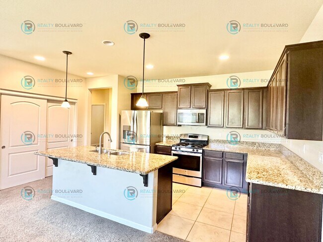 Building Photo - 3 Bedroom 2 Bathroom with Garage covered patio and beautiful yard!