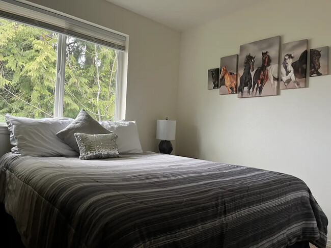 Bright bedroom - 244 SW Moorea Ln