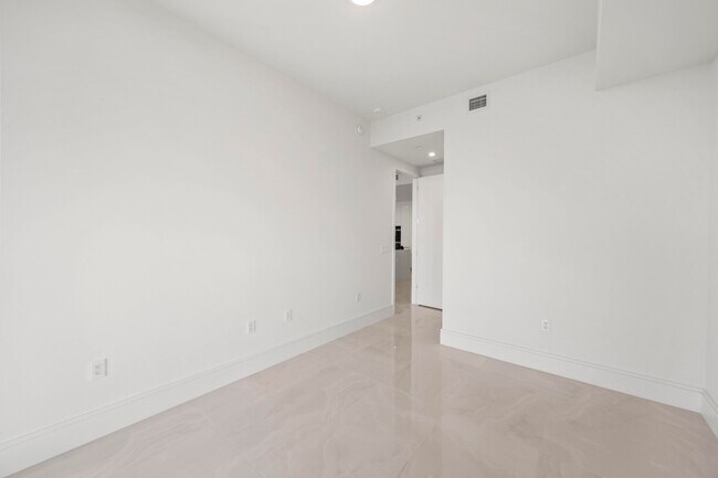 Building Photo - 220 Lake Shore Dr