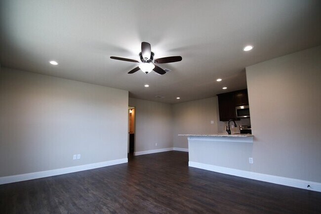 Building Photo - No Water Bill. No Lawn Care. Just Move In. | 3BD/2BA Duplex in Weatherford TX | Ready Now — Act F...