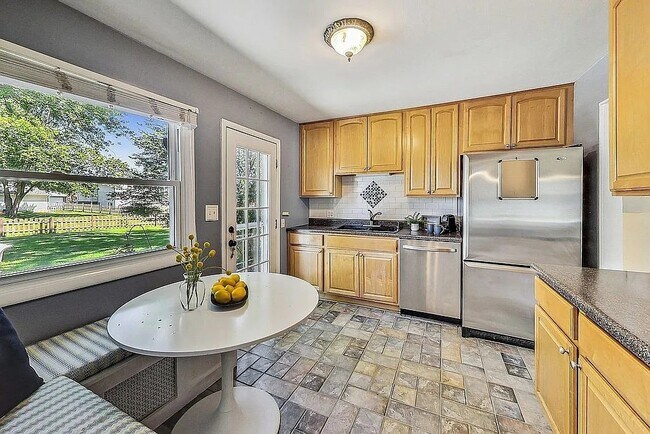 Building Photo - 318 W Hackberry Dr