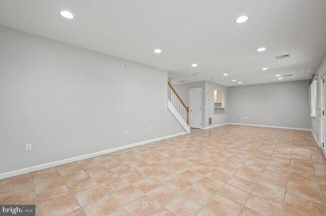 Building Photo - 262 Crescent Dr