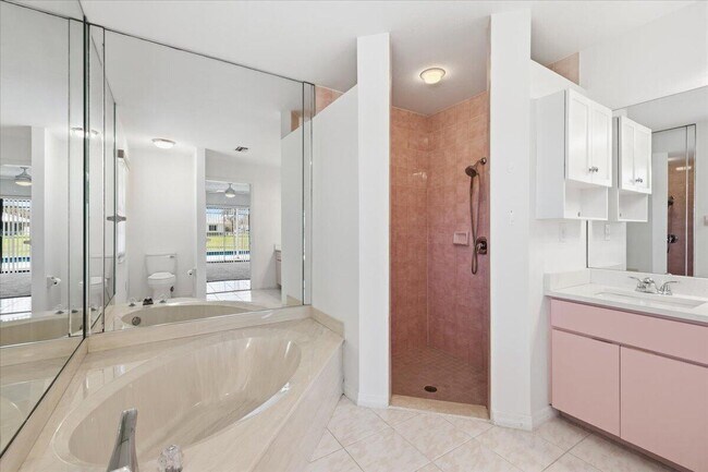 Building Photo - 1902 SE Gaskins Cir