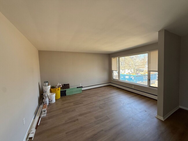 Building Photo - Townhome features 3 bedrooms and 2 bathroo...