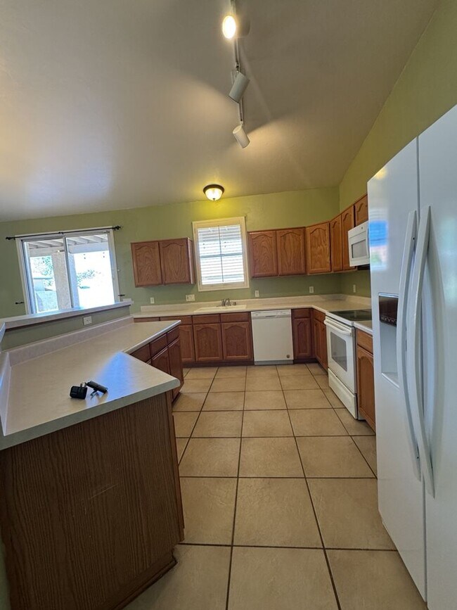 Building Photo - Beautiful 4 bedroom home in the neighborhood of Canyon De Flores!