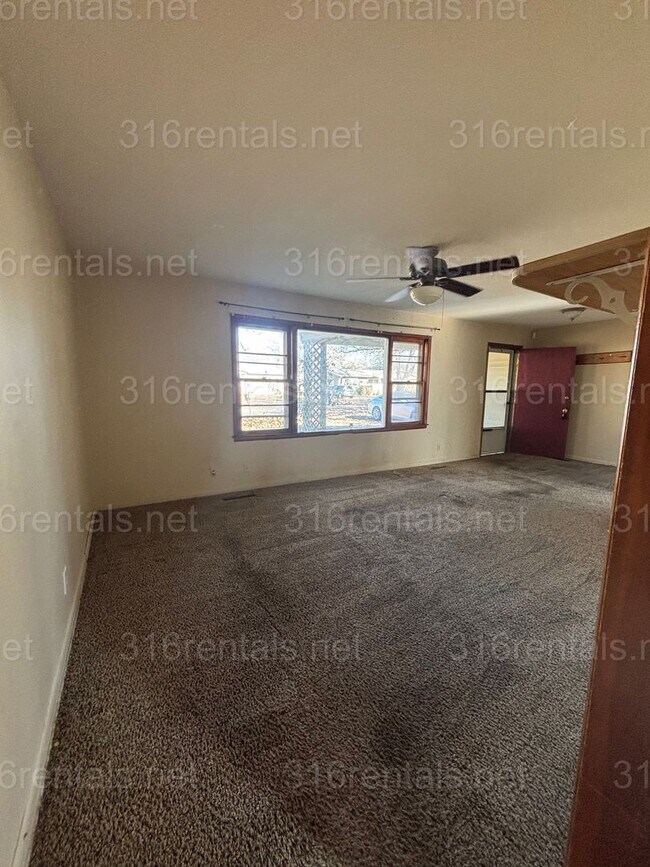 Building Photo - $1,100 - 3 bedroom 1 bathroom - Single Family Home