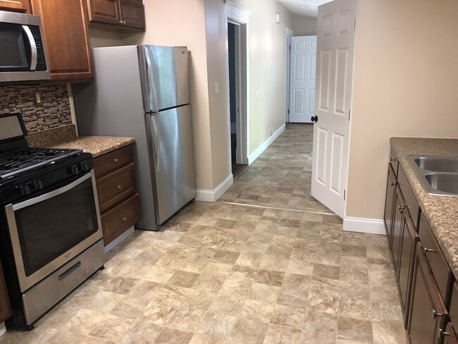 Building Photo - Great Location ! Spacious Backyard!