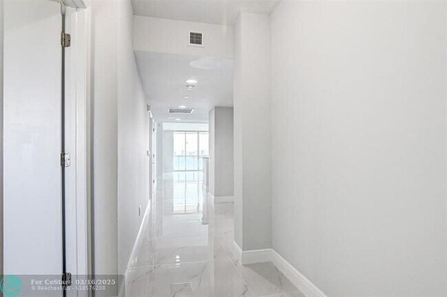 Building Photo - 2650 Lake Shore Dr