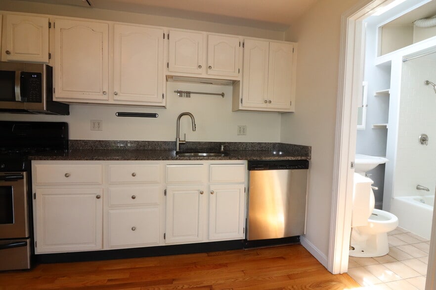 Building Photo - 13 Vinton St