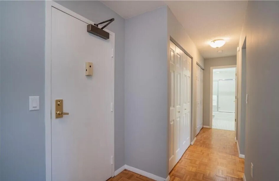 Building Photo - 887 Farmington Ave