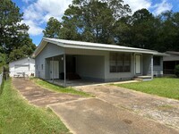 Building Photo - Recently updated 3 bed 2 bath