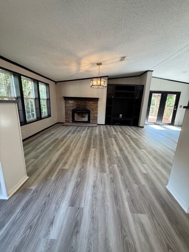 Building Photo - Available Now Spacious 3 Bedroom Home on P...