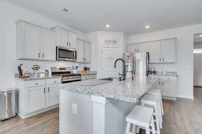 Building Photo - Beautiful 5 Bedroom 3 Bath