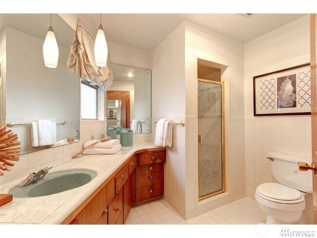 Building Photo - 3Bd/1.75Ba Seattle House