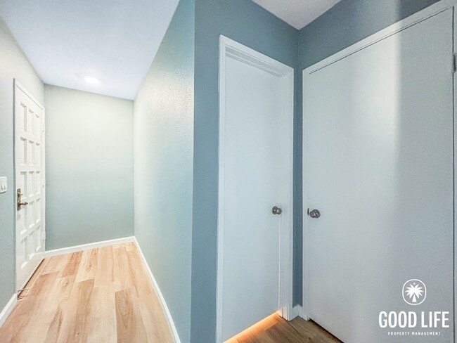 Building Photo - SD: Spacious 2BD/2BA Condo in Hillcrest with Private Balcony, Community Pool & Tennis Court