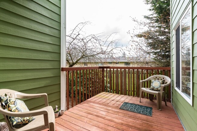 Building Photo - 3 Bed 2.5 Bath Townhome with Garage