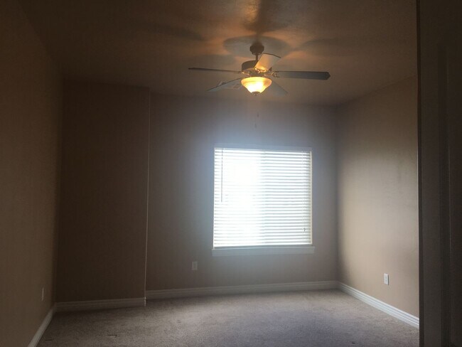 Building Photo - 2 Bedrooms Available in Shared Townhome