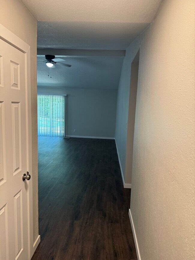 Building Photo - Recently remodeled!