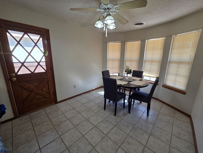 Building Photo - Large 4 Bdrm/3 Bath Home Close to Holloman AFB