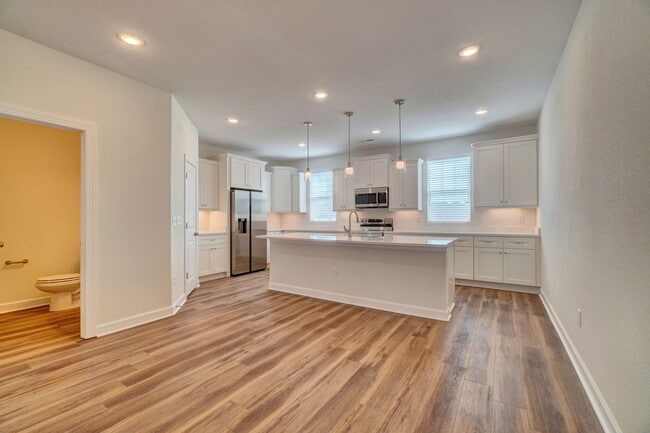 Building Photo - 3-Bedroom Townhome w/Attached Garage! Avai...