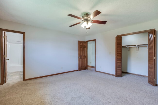 Building Photo - 702 W 6th Ave