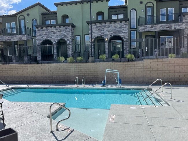 Building Photo - Beautiful Townhome in Providence Gated Com...