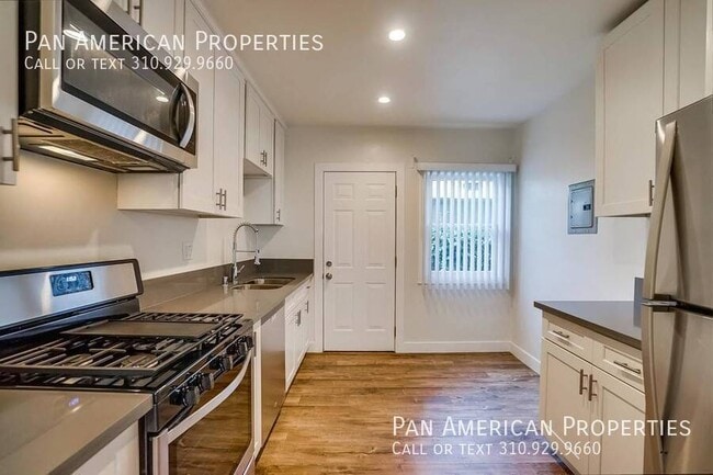 Building Photo - 451 W 4th St