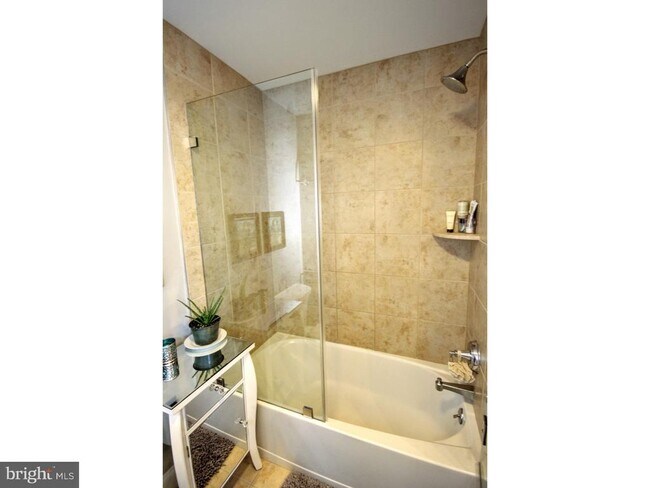 Building Photo - 200 Lincoln Ave