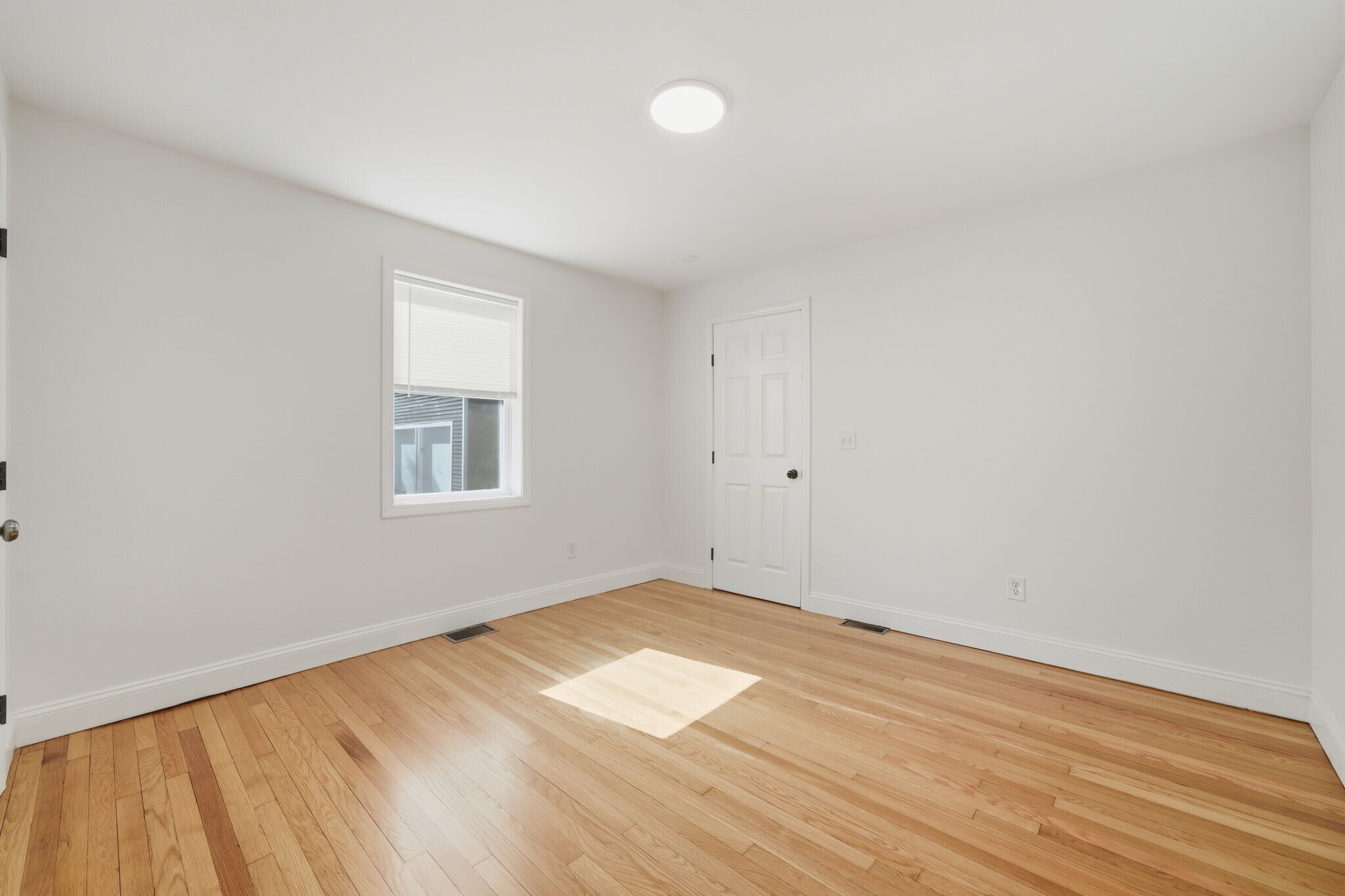 Building Photo - 87 Floral St